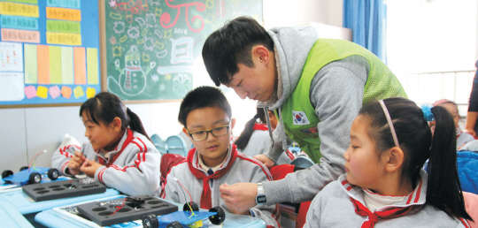 현대모비스는 '해피무브 글로벌 청년 봉사단'을 중국에 파견해 주니어 공학교실과 학교 개보수 등을 진행 중이다. 해피무브 글로벌 청년 봉사단원이 중국 북경 시내에 위치한 방군 제1초교에서 자동차 안전 시스템의 원리를 배우는 '세이프 카(SAFE CAR)' 주니어공학교실 수업을 진행하고 있다.    현대모비스 제공